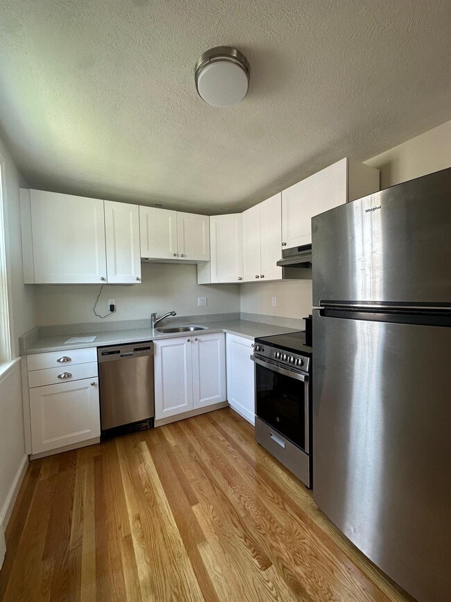 184 Broadway St, Unit #3 in Wakefield, MA - Building Photo - Building Photo