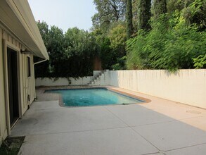 930 Royal Oaks Dr in Redding, CA - Building Photo - Building Photo