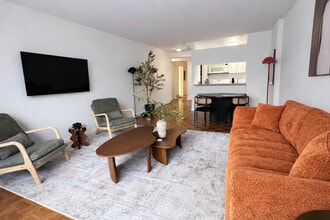 350 W 43rd St in New York, NY - Foto de edificio - Building Photo