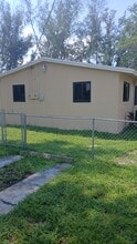 1452 NW 111th St in Miami, FL - Foto de edificio - Building Photo