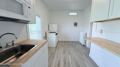 834 Warren St in Hudson, NY - Building Photo - Building Photo