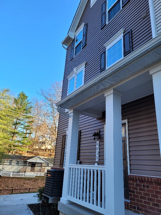 4019 Holcomb Wy in Triangle, VA - Building Photo