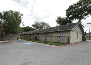 Bayou Oaks in Pasadena, TX - Building Photo - Building Photo