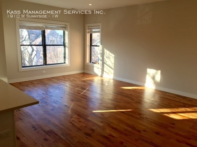 1910 W Sunnyside Ave-Unit -1W in Chicago, IL - Building Photo - Building Photo
