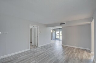5160 Las Verdes Cir in Delray Beach, FL - Building Photo