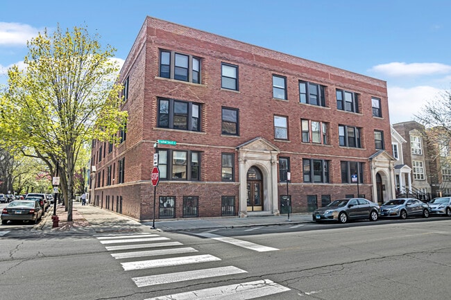 property at 637 W Armitage Ave