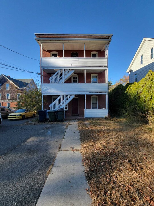 3 Pearl St in Plymouth, CT - Building Photo