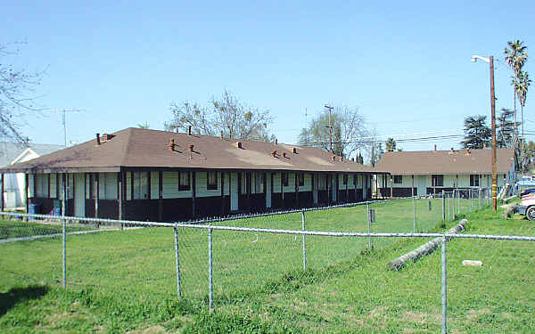 131 Imperial Ave in Modesto, CA - Foto de edificio