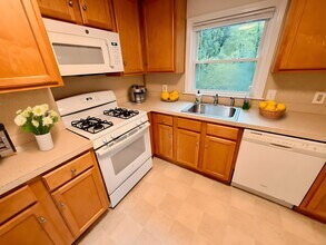 8 Crestwood Ln in Acton, MA - Building Photo - Building Photo