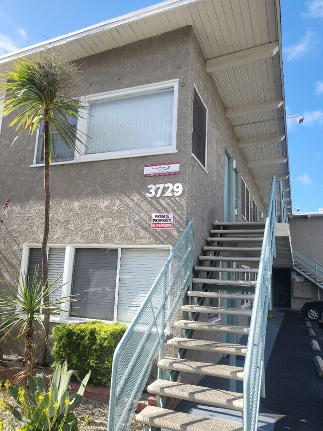 3729 Dunn Dr in Los Angeles, CA - Foto de edificio - Building Photo