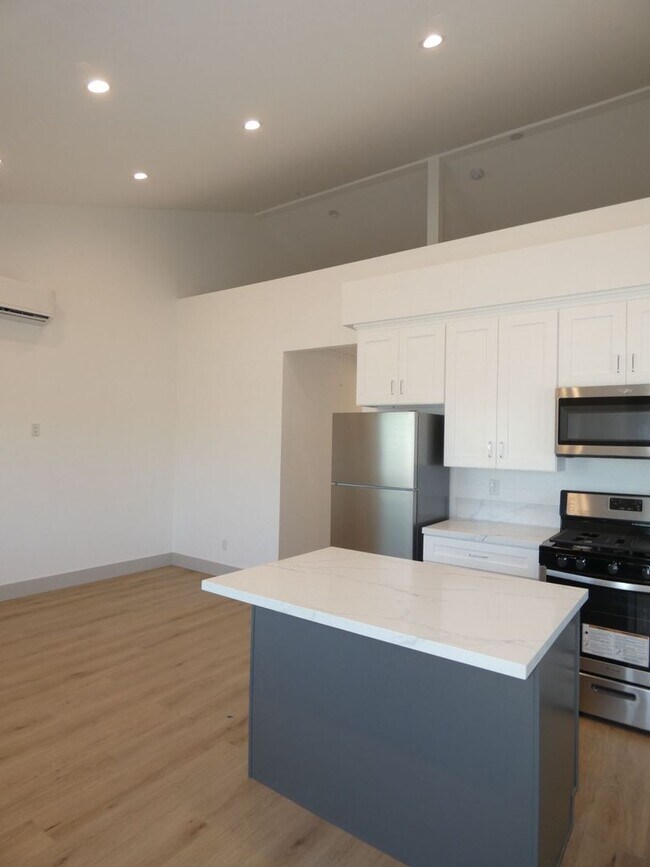 830 E New York St in Long Beach, CA - Building Photo - Building Photo