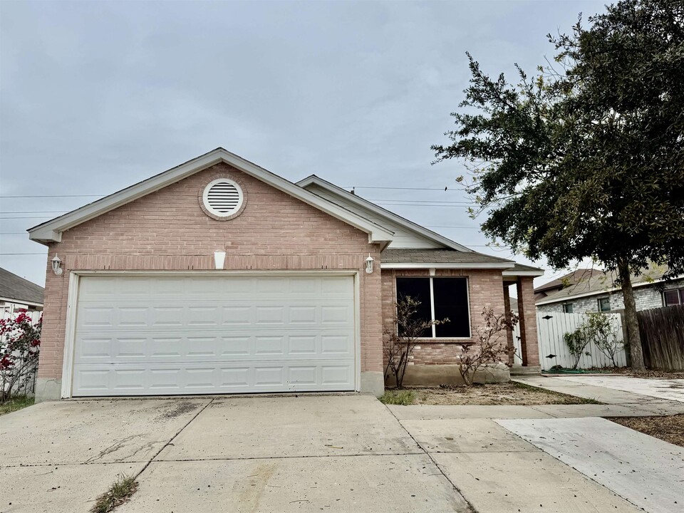 2006 Dorado Dr in Laredo, TX - Building Photo