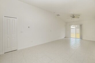 17876 Beaming Rays Ln in Lutz, FL - Building Photo - Building Photo