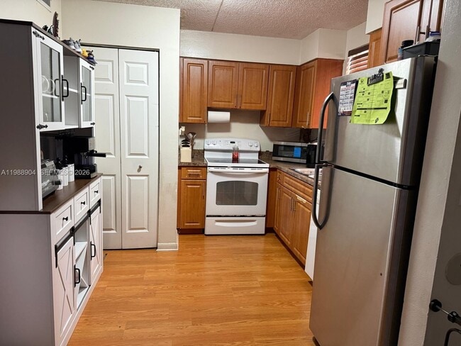 6195 NW 186th St in Hialeah, FL - Foto de edificio - Building Photo