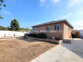 806 E 120th St in Los Angeles, CA - Building Photo