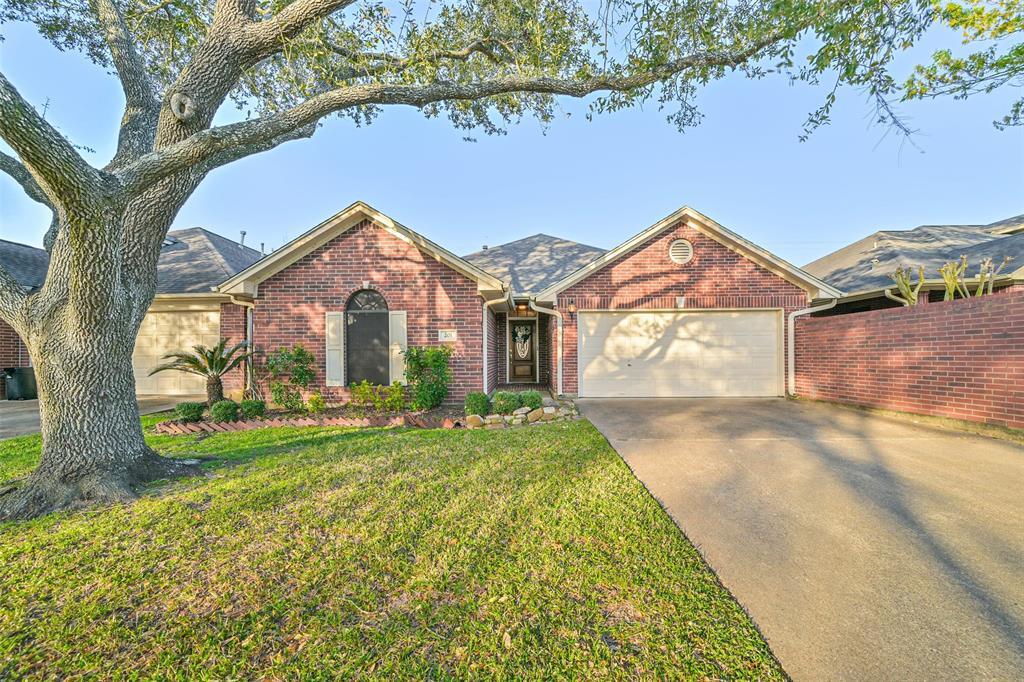 201 Live Oak Ln in Friendswood, TX - Building Photo