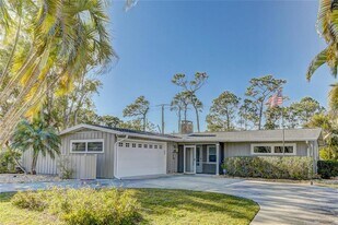 711 Whitfield Ave in Sarasota, FL - Building Photo