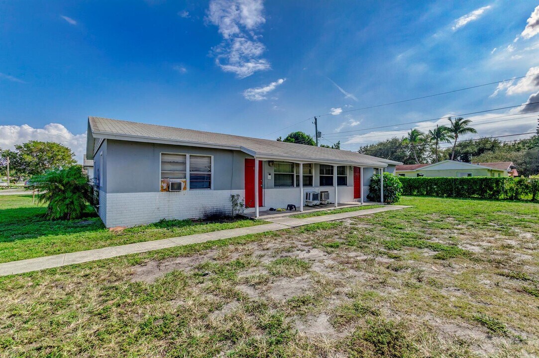 451 Silver Beach Rd in Riviera Beach, FL - Building Photo