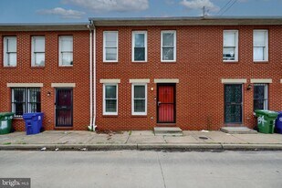 32 N Spring St in Baltimore, MD - Building Photo