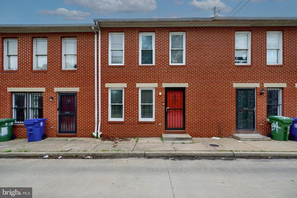 32 N Spring St in Baltimore, MD - Building Photo