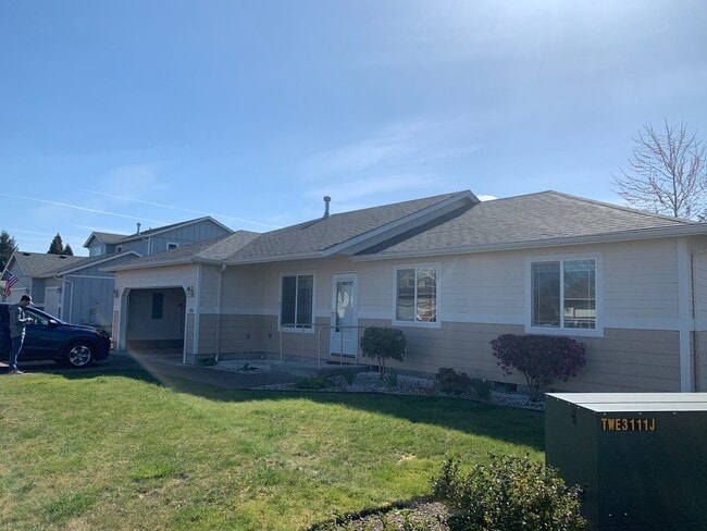 1096 Fuji Ln in Lebanon, OR - Building Photo - Building Photo