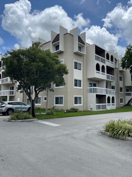 7705 Camino Real in Miami, FL - Building Photo
