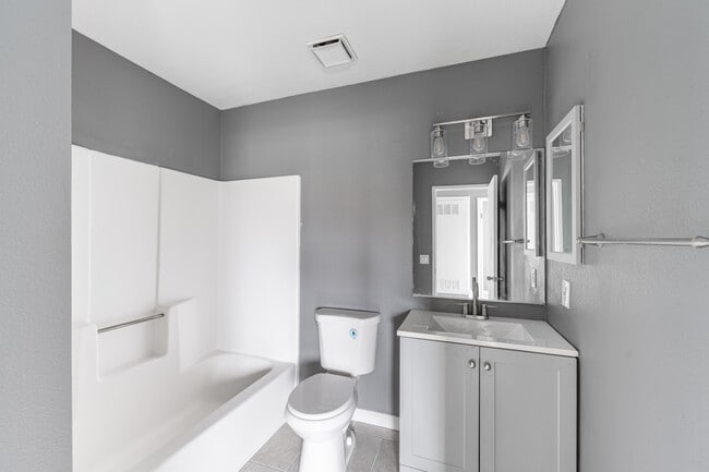 White Street Apartments in Adelanto, CA - Foto de edificio - Interior Photo