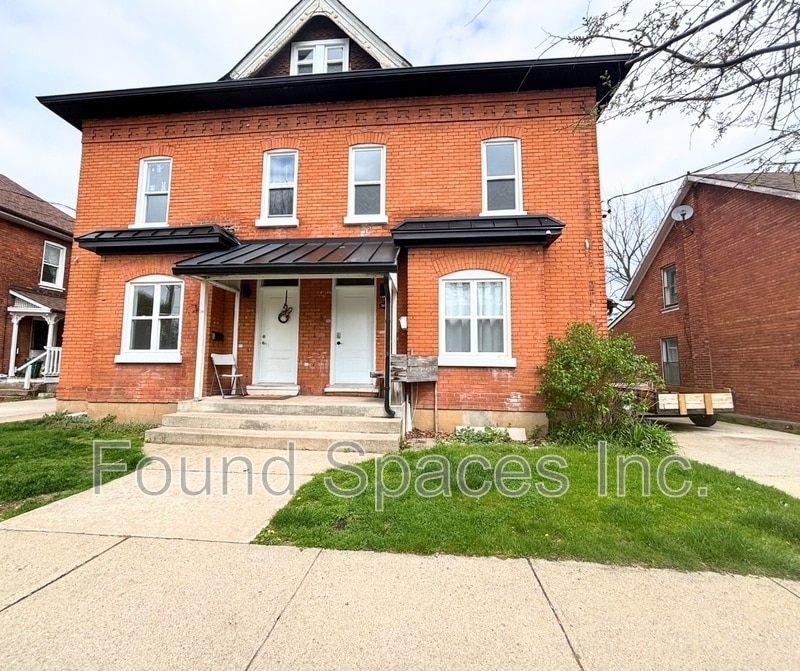 24 Cayuga St in Brantford, ON - Building Photo