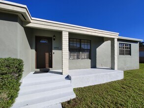14901 NW 9th Ct in Miami, FL - Foto de edificio - Building Photo