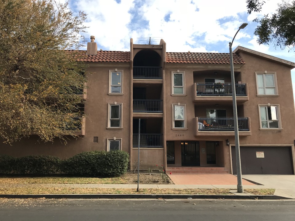 Corinth Apartments in Los Angeles, CA - Building Photo