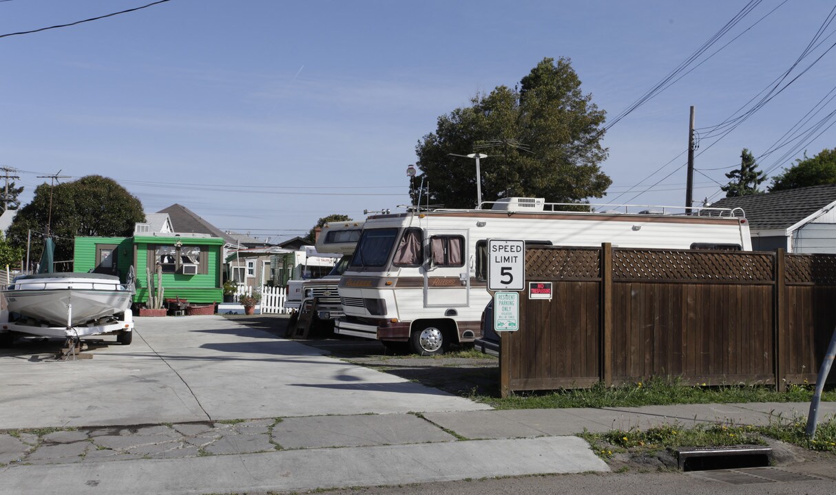 1545 105th Ave in Oakland, CA - Foto de edificio