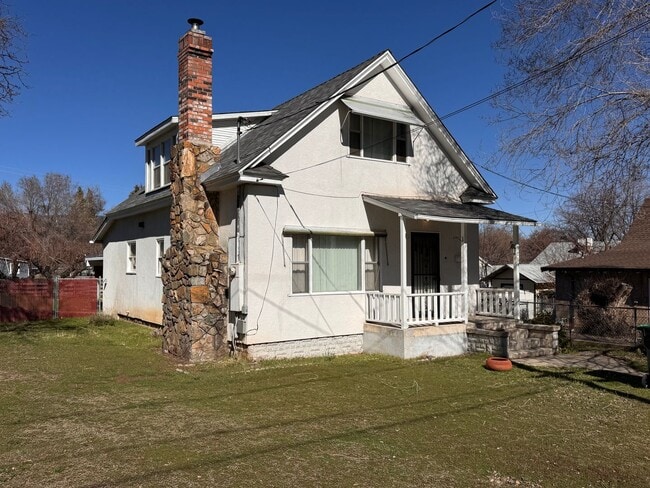 521 Hill St in Susanville, CA - Building Photo - Building Photo