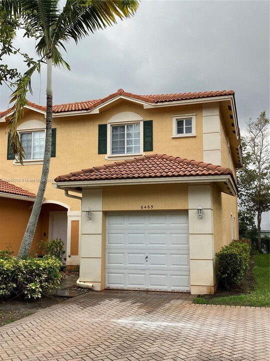 6465 Catalina Ln in Tamarac, FL - Building Photo