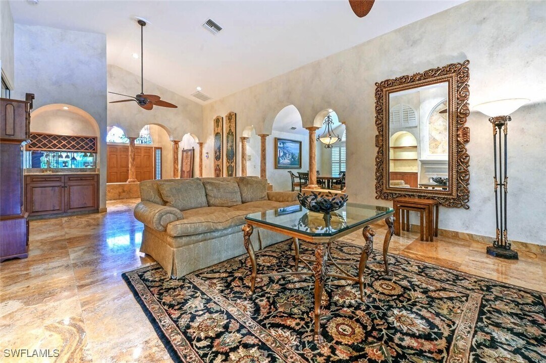 481 Crestwood Rd in Naples, FL - Building Photo