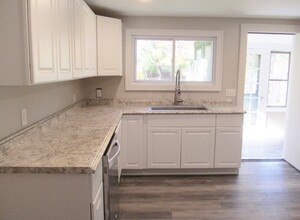 16 Lower West St, Unit 2 in Annandale, NJ - Building Photo - Building Photo