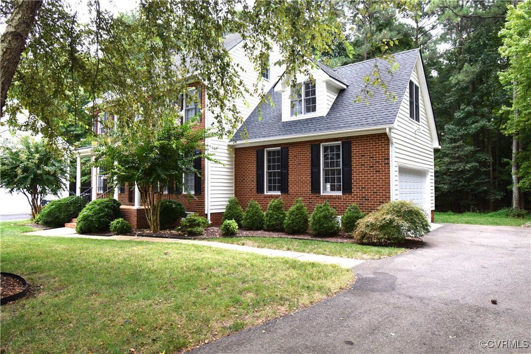 607 Fairway Woods Dr in Chester, VA - Building Photo