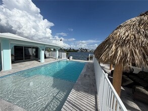 4743 Pine Island Rd in Matlacha, FL - Foto de edificio - Building Photo