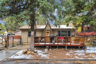 360 Maple Ln in Sugarloaf, CA - Building Photo