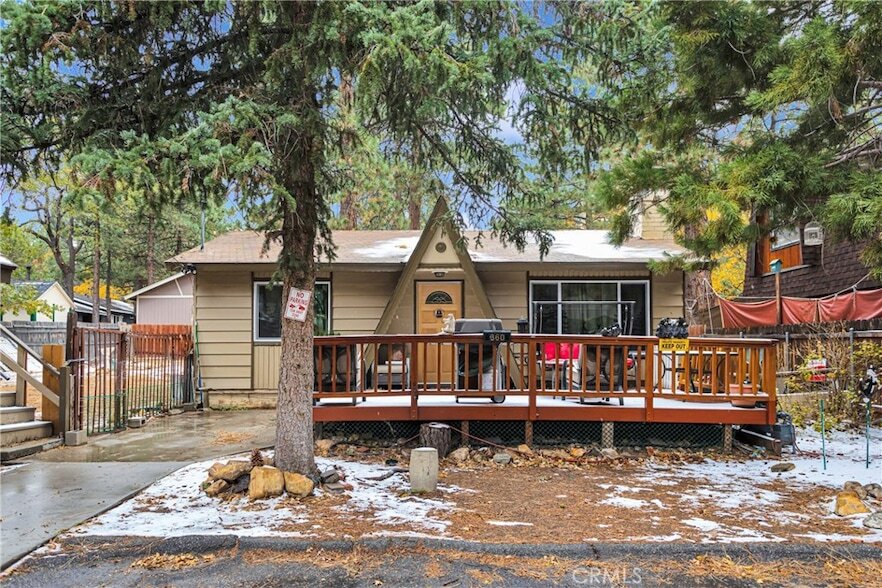 360 Maple Ln in Sugarloaf, CA - Building Photo