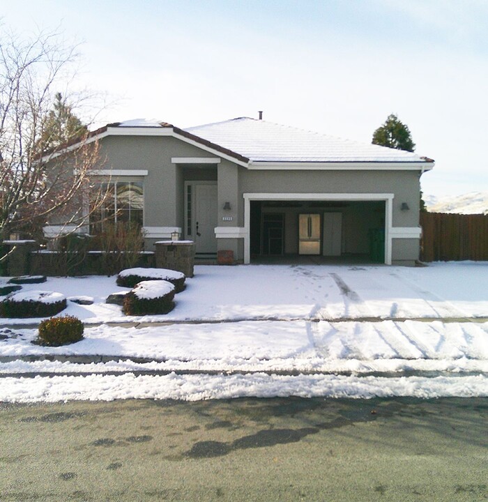 2225 Glen Eagles Dr in Reno, NV - Building Photo