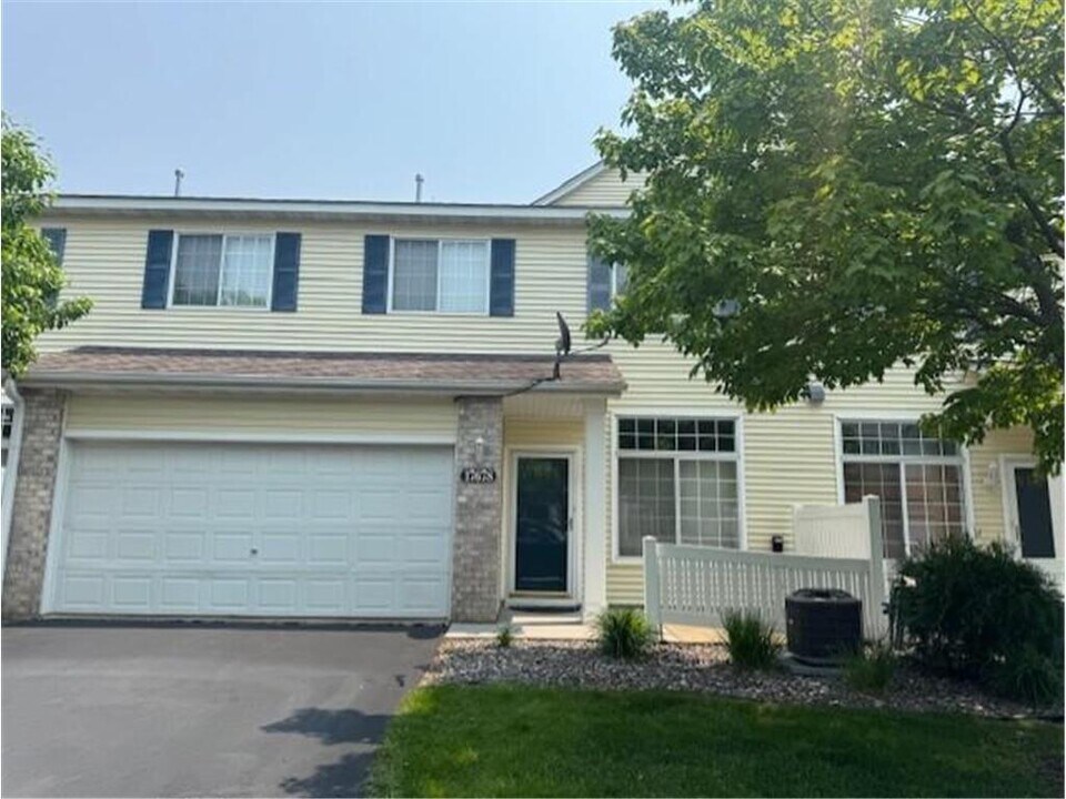 17678 96th Ave N in Osseo, MN - Building Photo