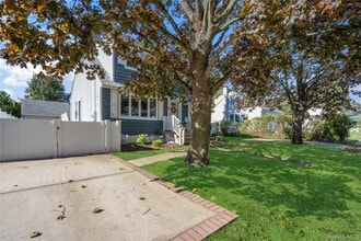 245 S Delaware Ave in Lindenhurst, NY - Building Photo - Building Photo