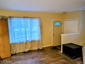247 Hecht Dr in Madison Heights, MI - Foto de edificio - Building Photo