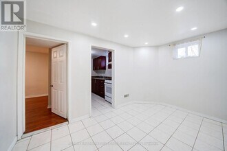 5 Claresholme Dr in Toronto, ON - Building Photo - Building Photo