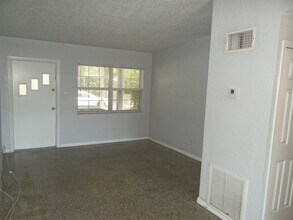 1596 Adele Pl in Largo, FL - Foto de edificio - Building Photo