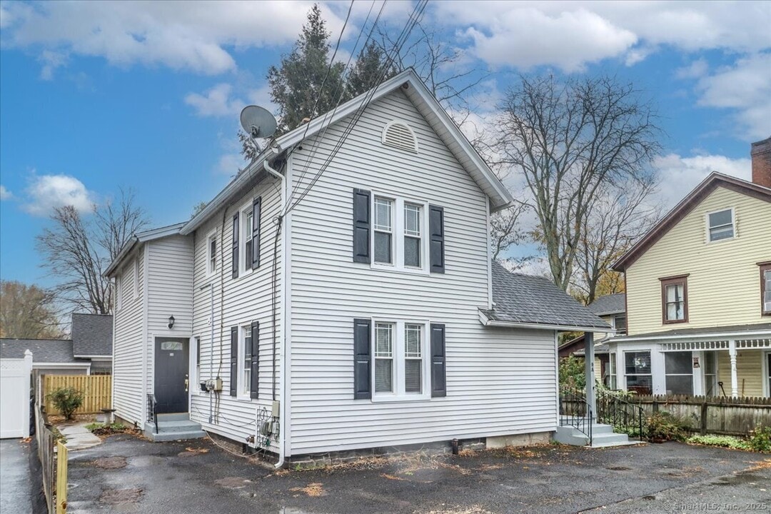 9 Nicholas Square in New Milford, CT - Building Photo