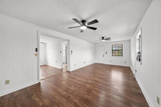 101 Dana Dr in Highlands, TX - Building Photo - Building Photo