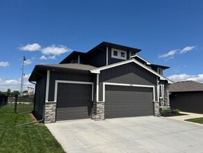 502 Brentwood Dr in Gretna, NE - Building Photo - Building Photo