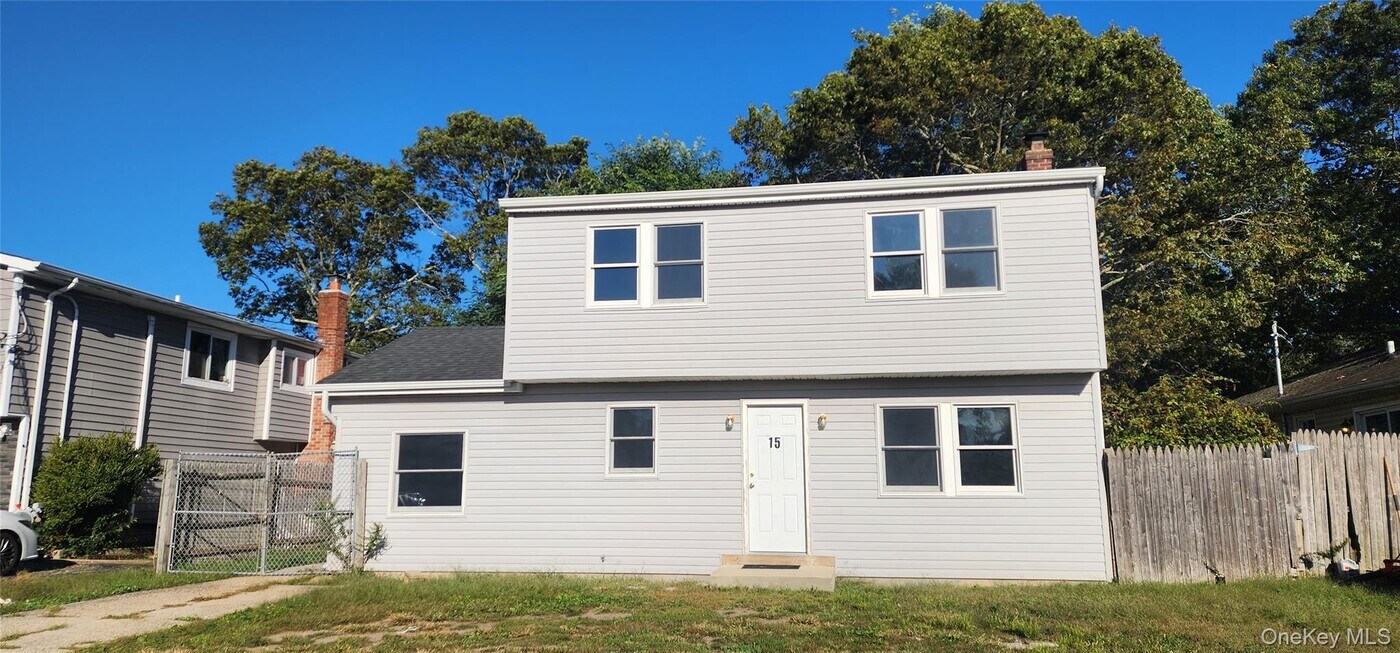 15 Hollywood Dr in Shirley, NY - Building Photo