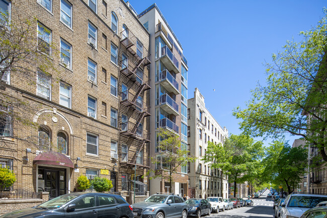 703 W 171st St in New York, NY - Foto de edificio - Building Photo